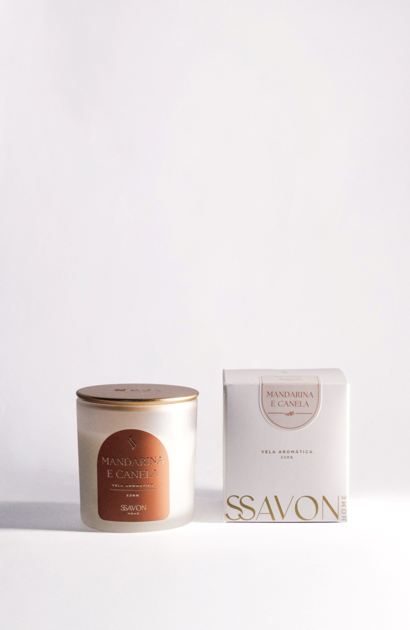 f5b920f20baeac350a166a5037cf867b.jpg Vela Aromática - Mandarina e Canela - 220g - Imagem 1